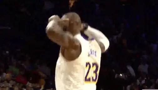 詹姆斯再次打出GOAT表现，为自己争夺GOAT再添筹码！就当所有人认为詹姆斯应该