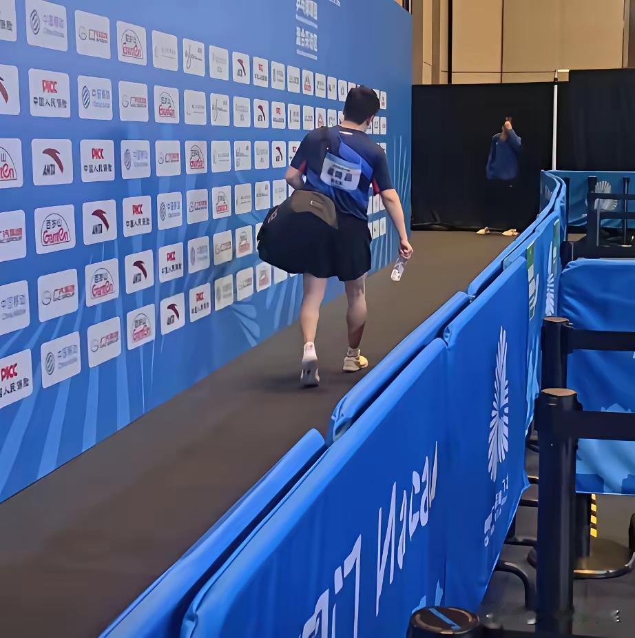 看着他弯腰离开的背影，心里一阵酸楚！不要说我们没有想到大胖会输掉第一轮比赛，恐