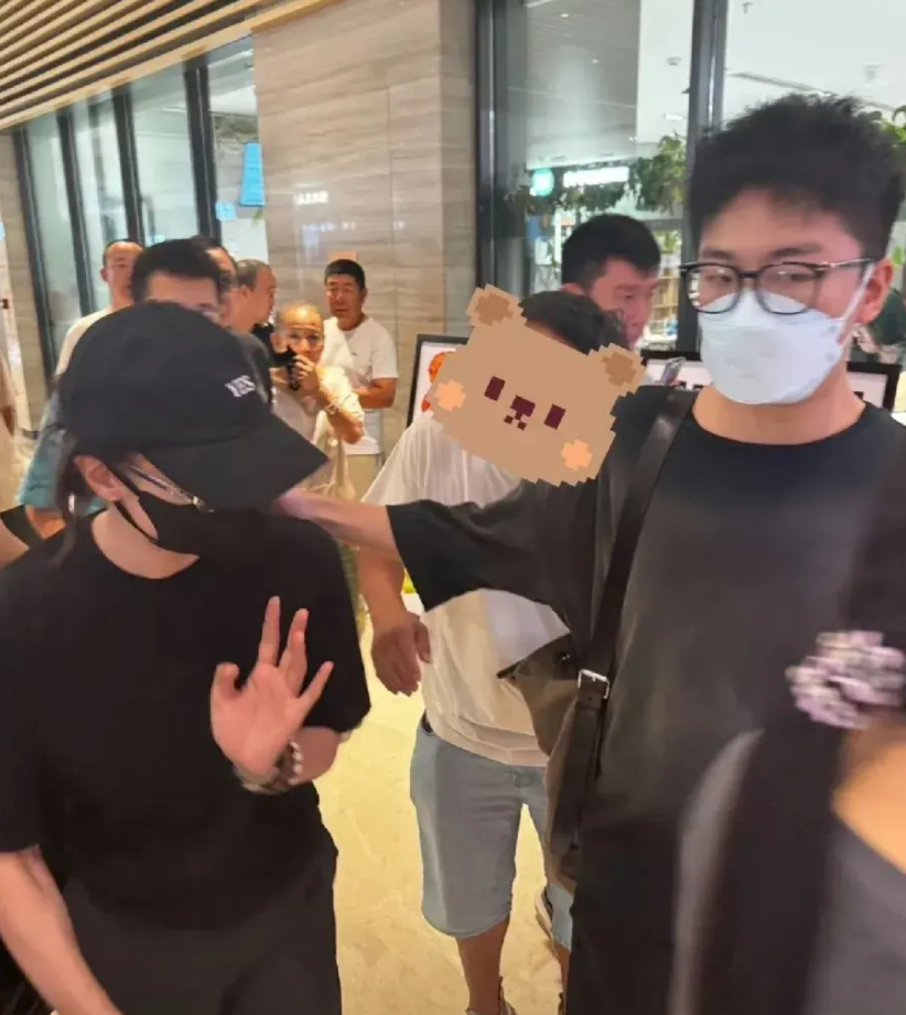 宋佳受邀去看倪妮主演的《东极岛》首映时，一名陌生男子直接凑近她，脸贴脸的盯着她，