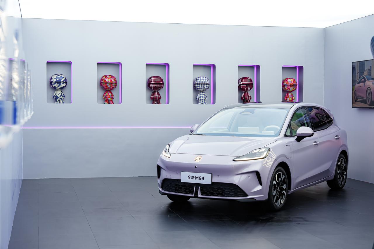 半固态电池终于来了，MG4在今年广州车展推出了半固态安芯版，定价9.98万元，是