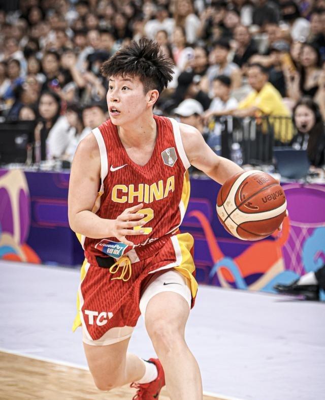 李缘复出，中国女篮赢球比赛的最后一节，中国队一度陷入胶着，好在场上有人能站出来