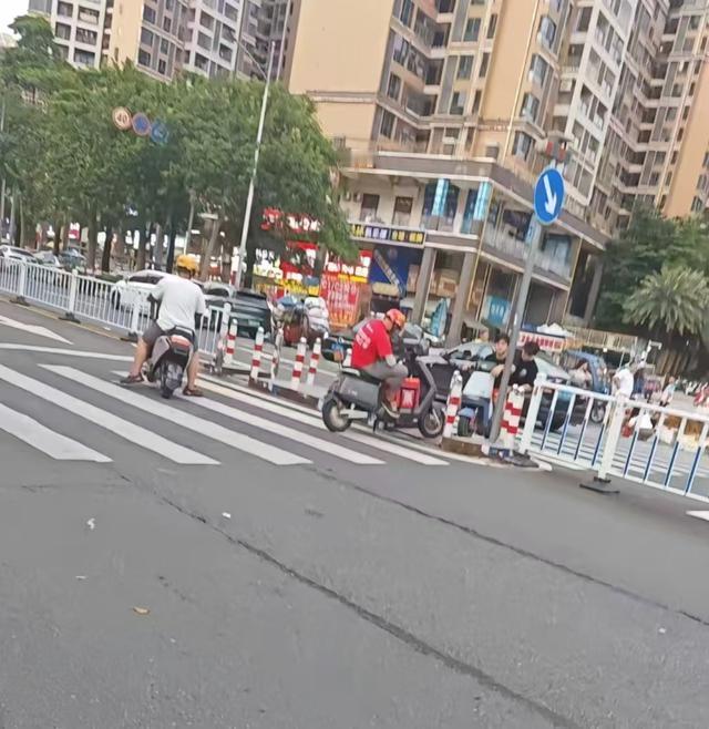 近日，一广东IP的网友称，一名外卖小哥与骑电动车市民在马路中间长时间对峙，引发关