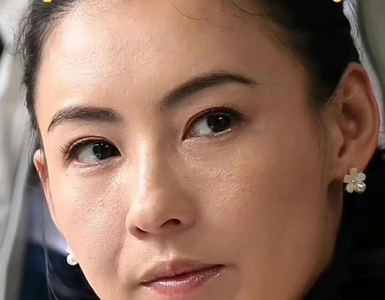 哇塞！张柏芝这素颜照也太实在了吧！脸上的小斑点、小痣，还有那法令纹，全都清清楚楚