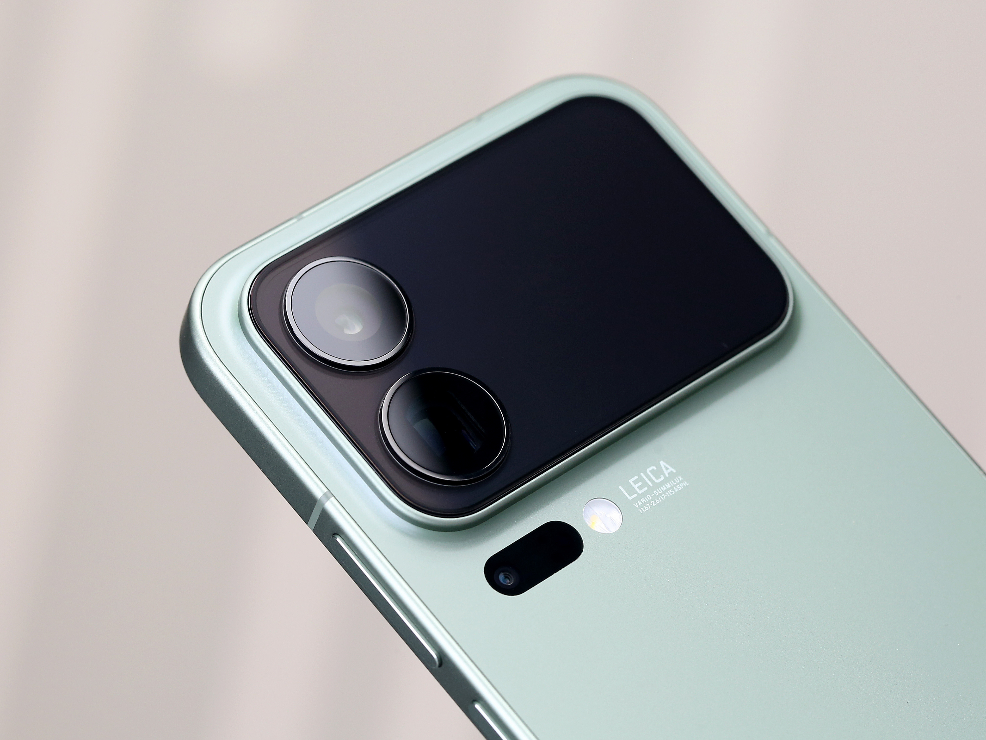 小米17Pro/17ProMax的背屏玻璃AR膜五个小时卖了180片，选择