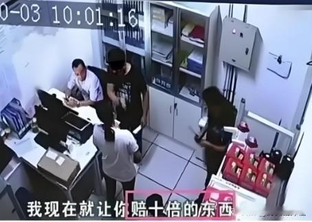 2020年四川，一女子逛超市，实在口渴的受不了，连喝了2瓶饮料，当女子结账时，收
