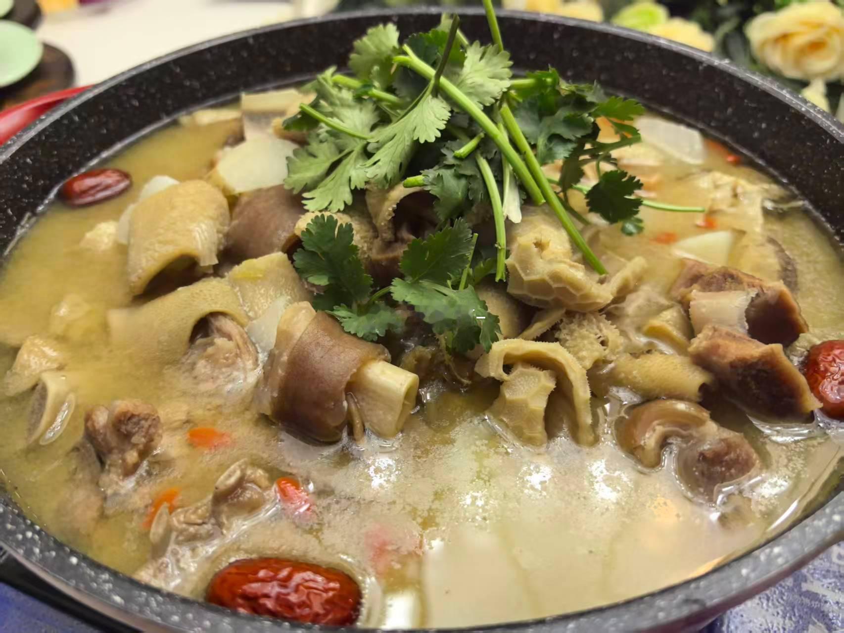 经常吃灯影牛肉，兔肉，第一次吃灯影羊肉游光雾仙山品南江黄羊四川南江黄羊的含金量还