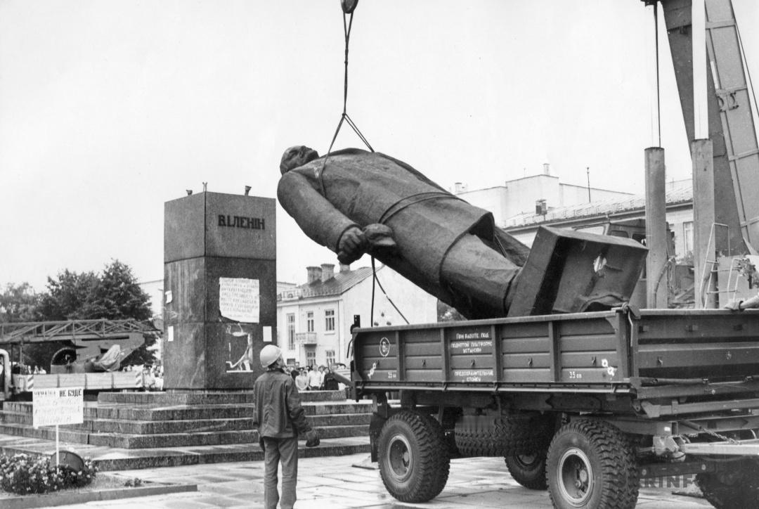 旧照片：1991年8月25日，乌克兰拆除列宁雕像。在苏联解体后，乌克兰开始去