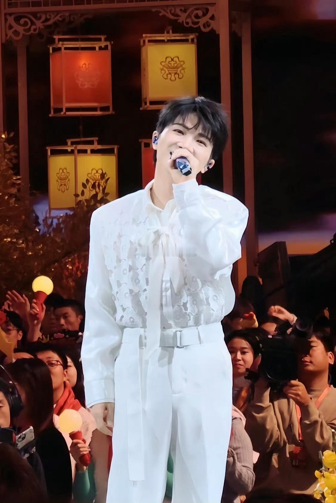 大年初一北京台让我吃这么好DNA动了？北京台春晚这波官宣太懂观众！肖战与北京台