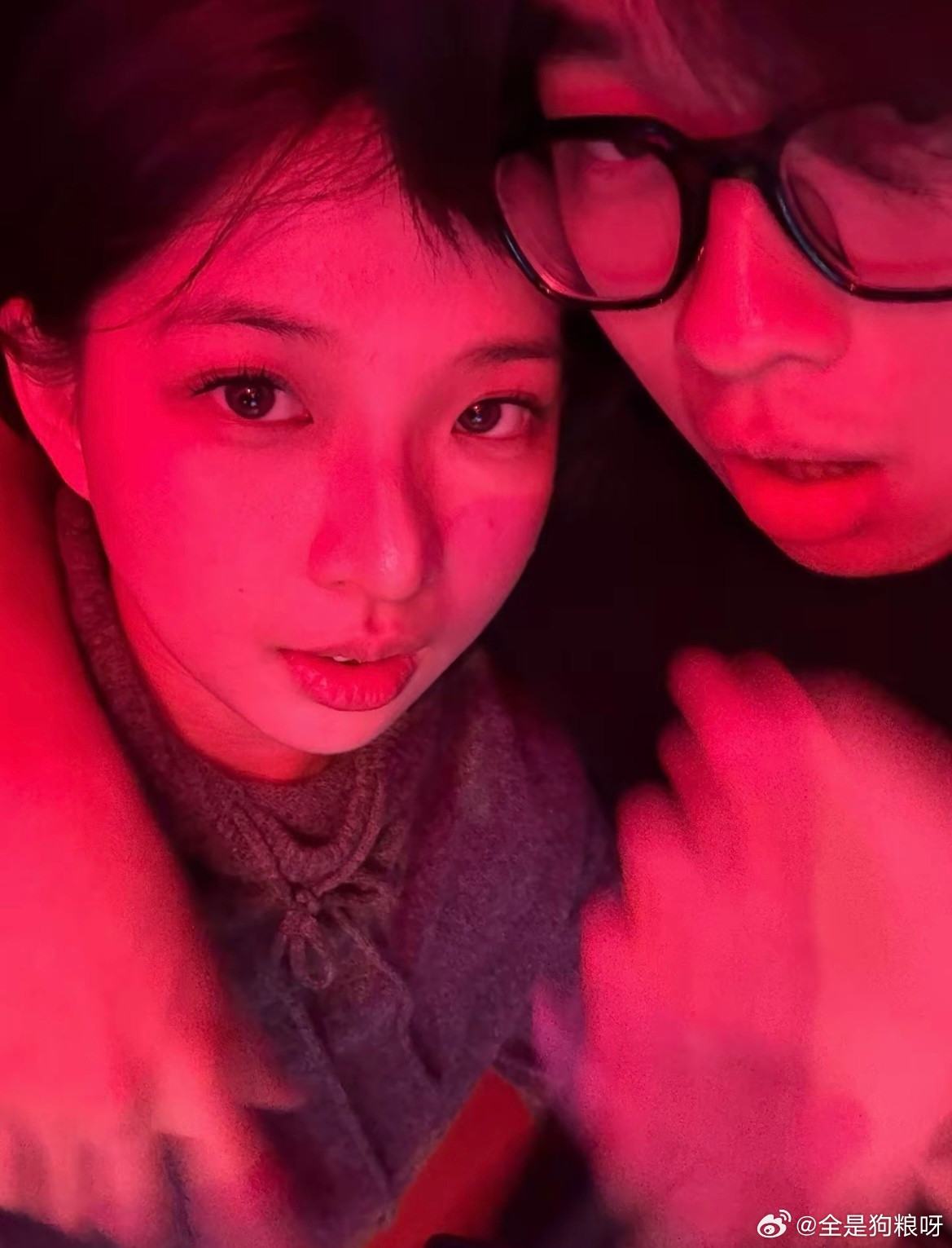 也是和喜欢的女孩吃上烛光晚餐了