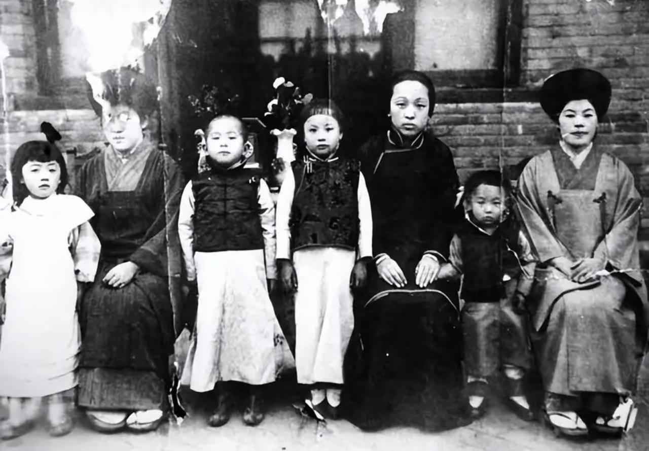 没想到一辈子跟日本人软硬周旋的东北王张作霖，家里的官方全家福里，居然会出现穿日式