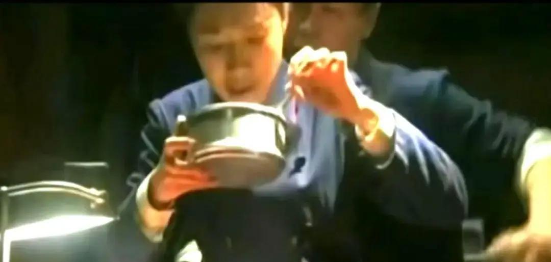 老谍战剧《风筝》突然在00后里火出圈。我刷B站全是剪郑耀先下跪和徐冬秀守寡的