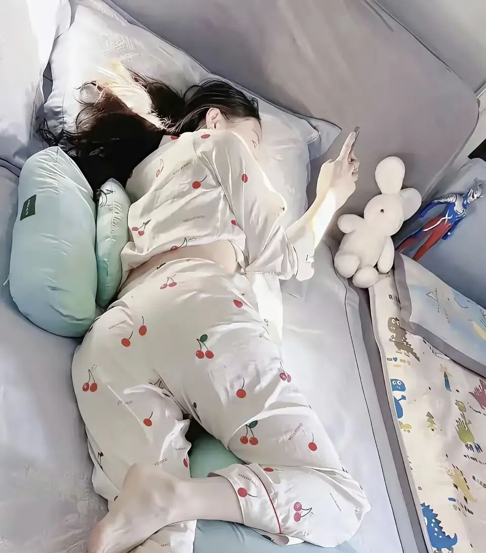谁家有同款闺女？大学放暑假回家后，天天在床上躺着玩手机！也不出门！​​​