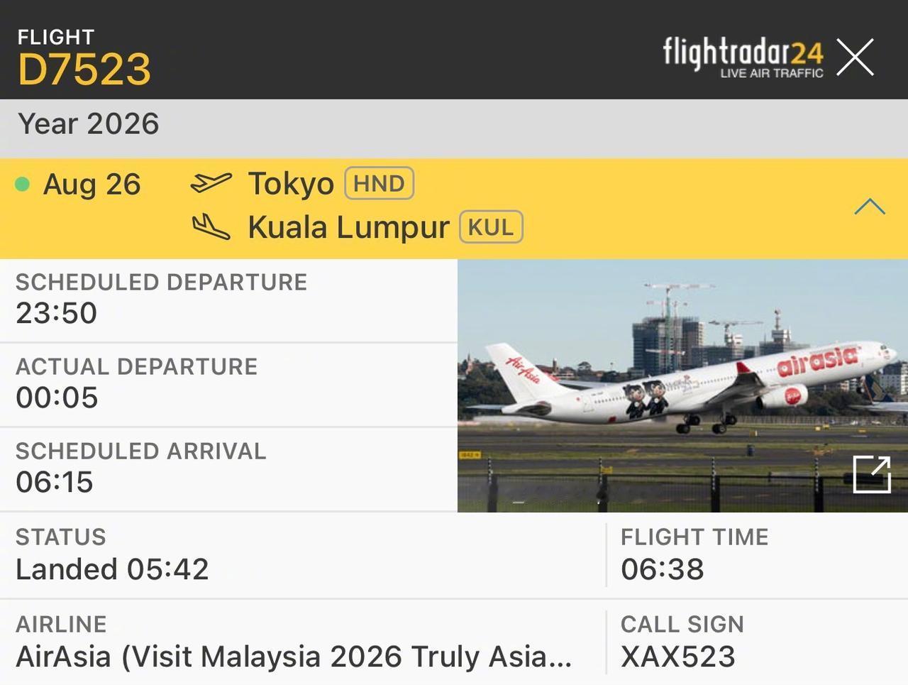 8月27日清晨6点30分，吉隆坡KLIA2跑道外，太阳刚升起。机务打开右侧主