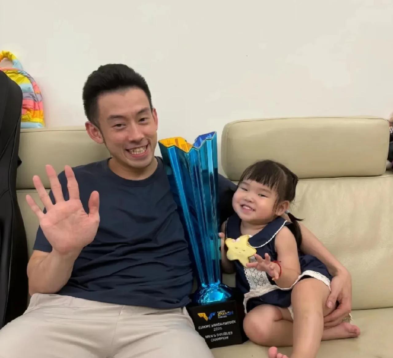 黄镇廷晒出了自己和女儿楹楹的合照，再次庆祝获得大满贯男双冠军，然而没想到一个细节