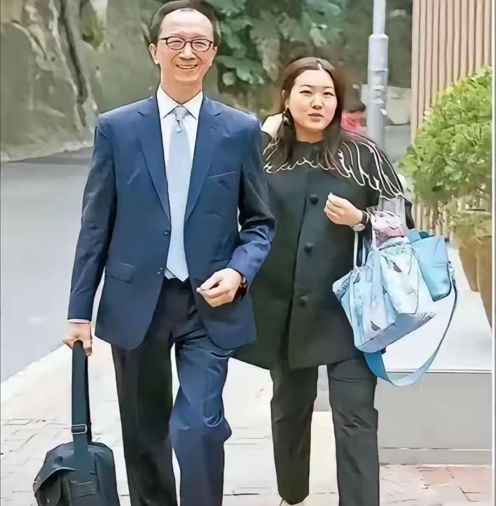 梁锦松真是人生赢家。生于1952年，第一段婚姻持续18年，没有孩子。和奥