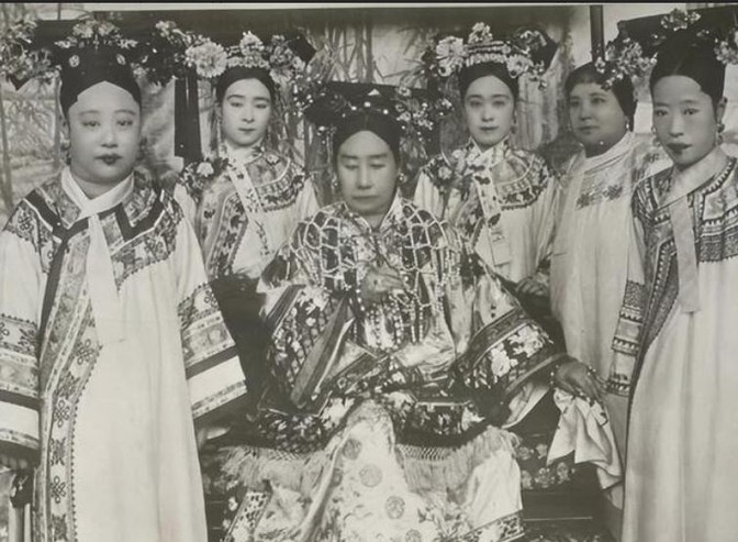 这天，年近50的慈禧正在试穿新衣服，忽然听见有人说道：“一个老寡妇，怎么还打扮得