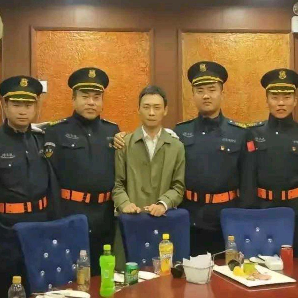 这合照张译看了都瑟瑟发抖，仔细一看，原来是保安…