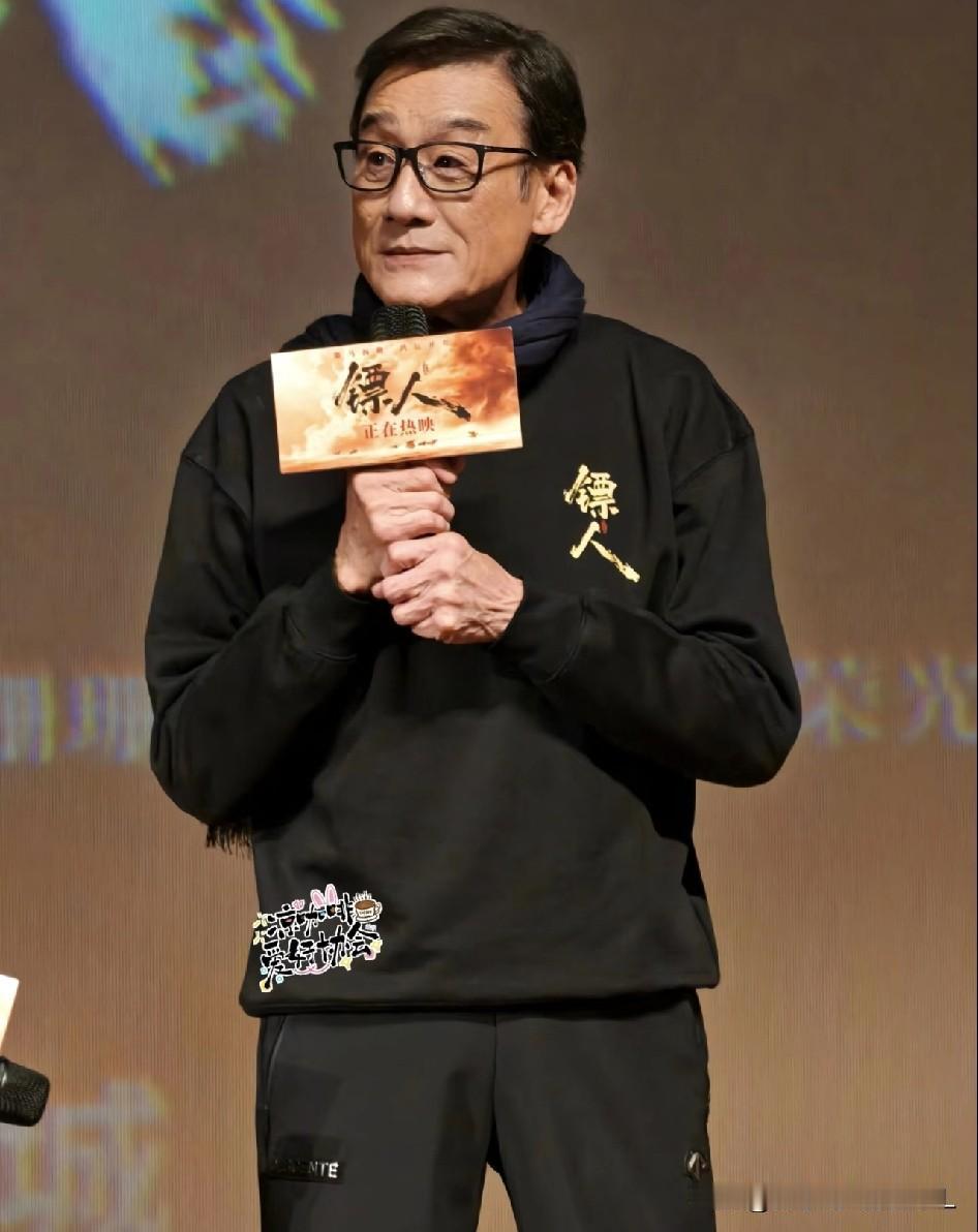 梁家辉这老头！真是不给现在的内娱“留面子”。67岁早已身家丰厚，拿遍了影帝