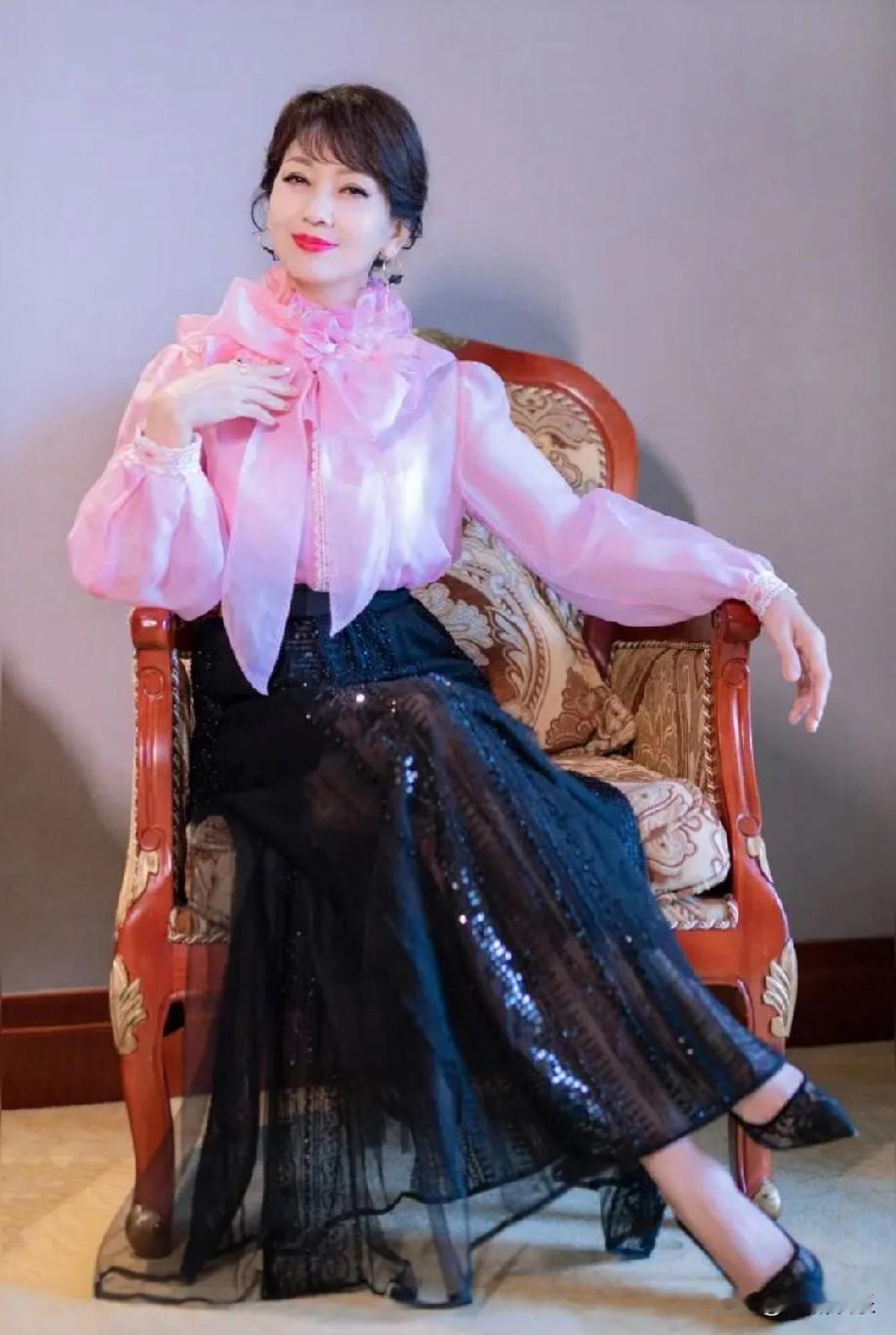 11月15日晚，赵雅芝在杭州举办了从艺50周年时光派对。这场派对以“