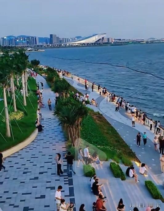 东莞究竟算不算沿海城市？大家怎么看呢？东莞地处广州和深圳之间，坐落于珠江出海口。