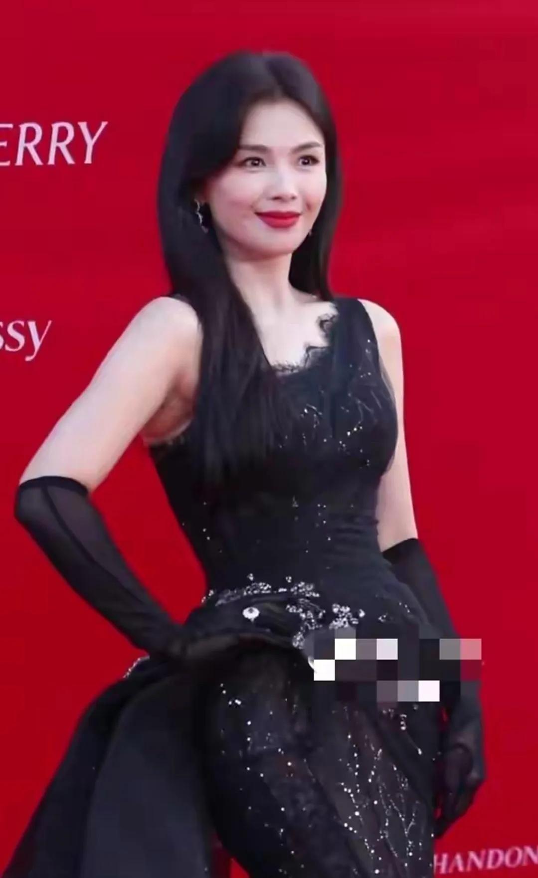 刘涛，红毯上的黑天鹅女王在栩栩华生时尚文化大赏的现场，刘涛一出现，瞬间就成