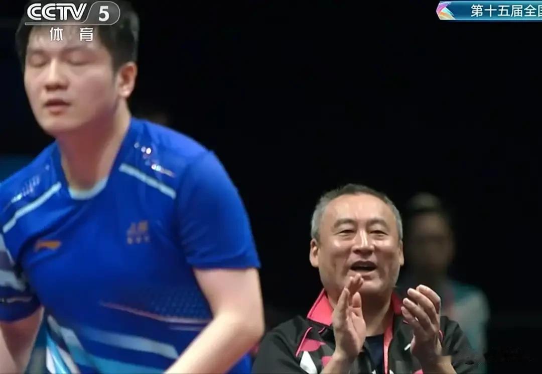 笑死我了！周雨教练到底和谁一伙的？怎么给樊振东鼓掌了？周雨一个反手拧正手位死