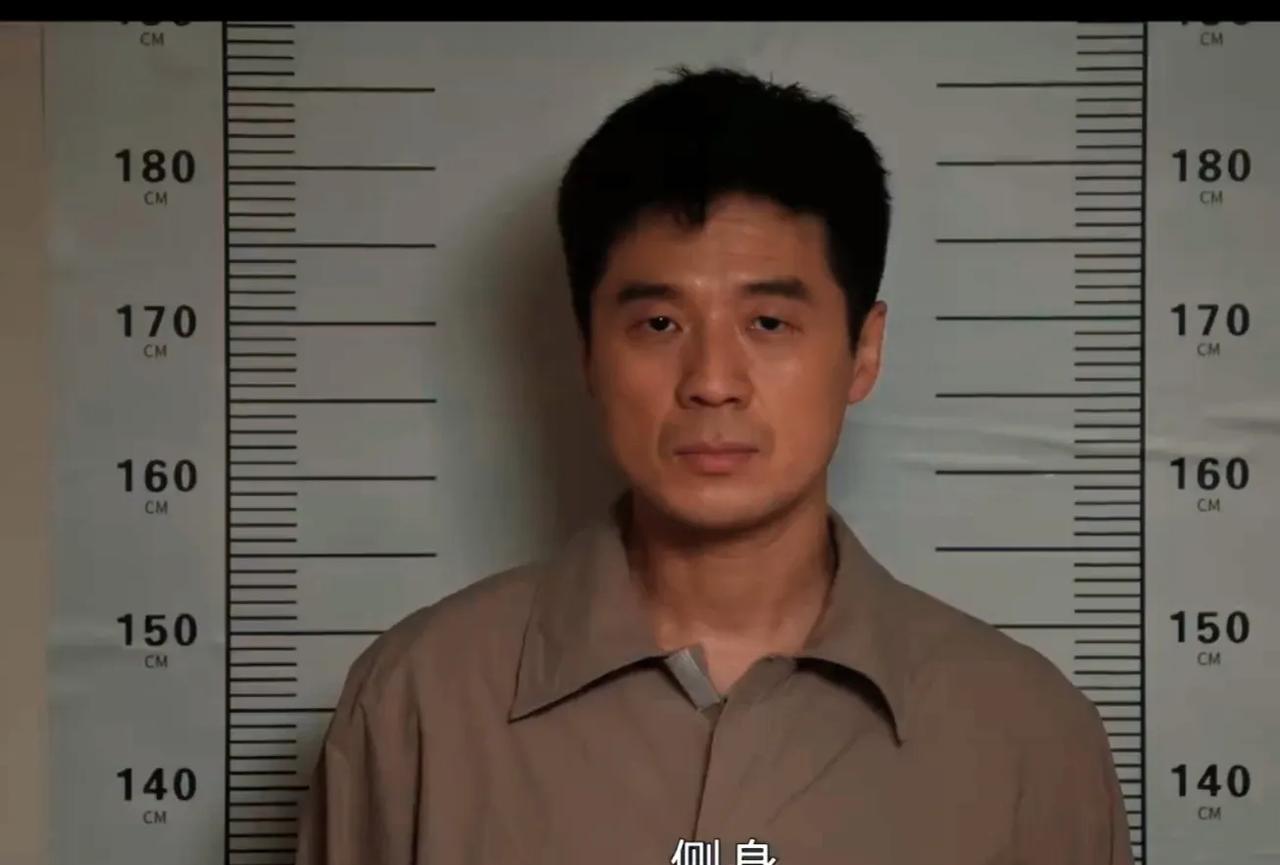 《以法之名》:姜红军最终落网…姜红军送女儿上学时，洪亮带领专案组人员将其抓获。