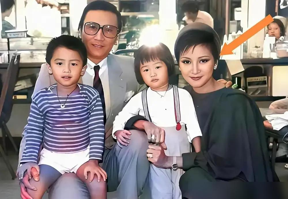 基因这东西真会开玩笑。当年谢贤1米79，谢霆锋却总在1米74徘徊，没想到现在被自