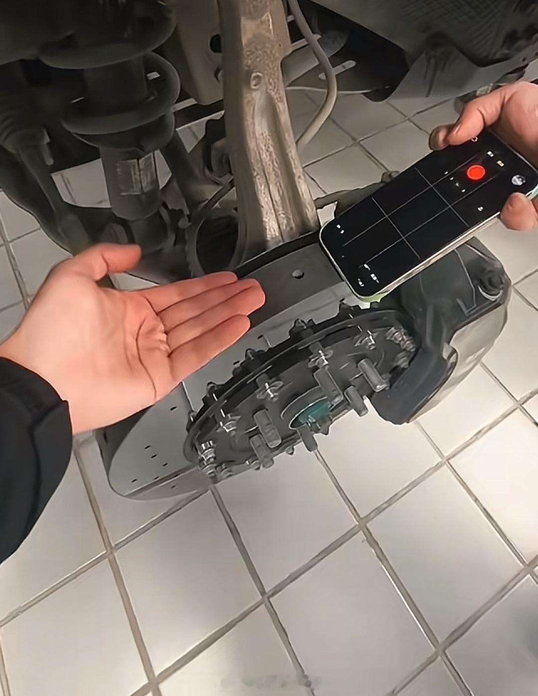 仰望U8L三指厚的碳陶刹车盘，都赶上9吨的卡车了