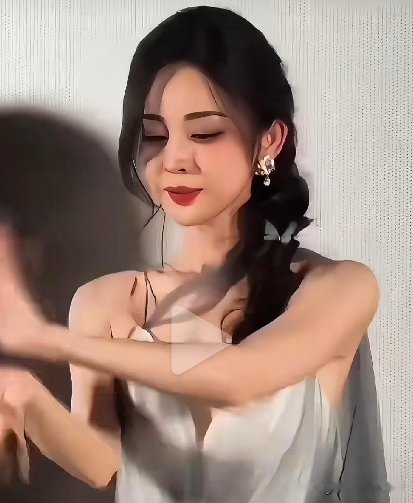 娜扎的肩带说断就断，美得连衣服都“不堪重负”啦😂。这衣服质量，是替大家操碎了心