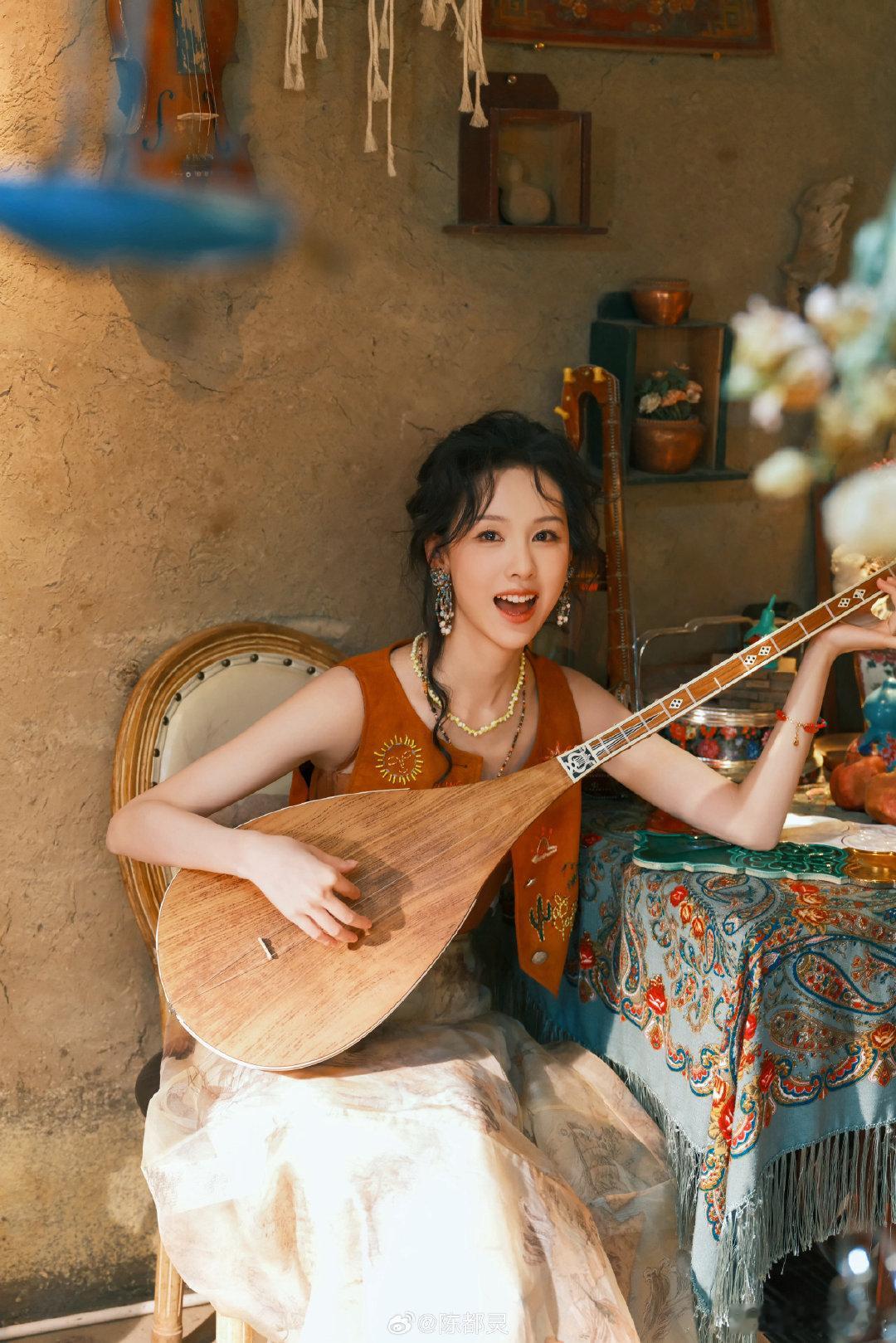 陈都灵两套生日写真反差好大救命！陈都灵这波生日写真太惊艳了！软乎乎的少女风与冷