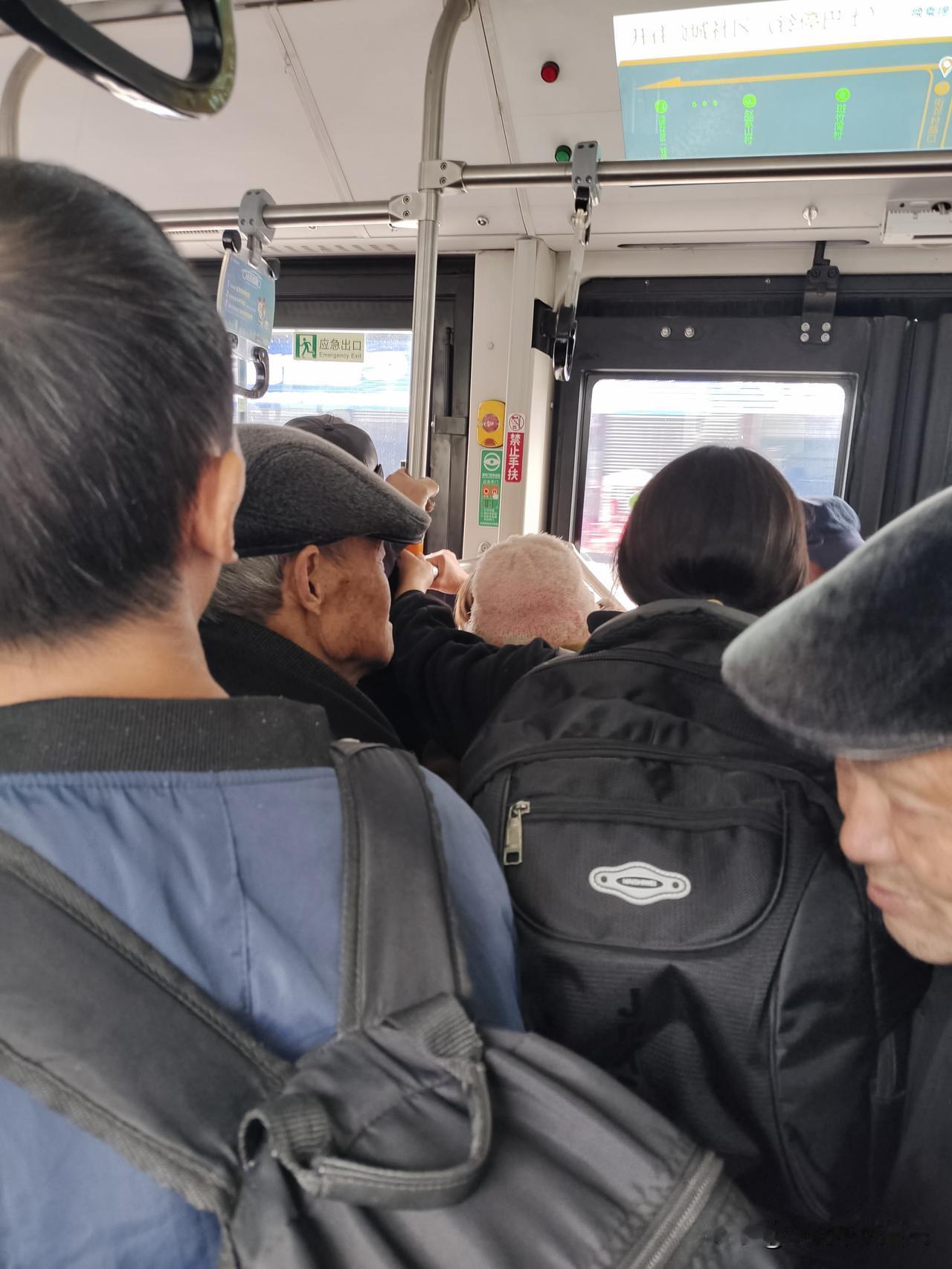 今天有幸又坐上了成都东部新区的“老年人公交”，挤惨了！这趟公交是成都D14路