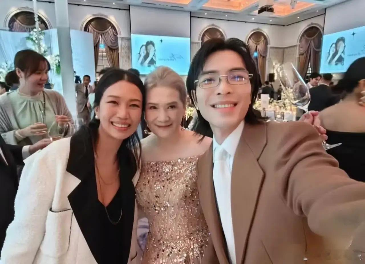 41岁许玮甯跟44岁邱泽结婚，他们做的最大胆的一件事，估计就是请来了萧敬腾，不是