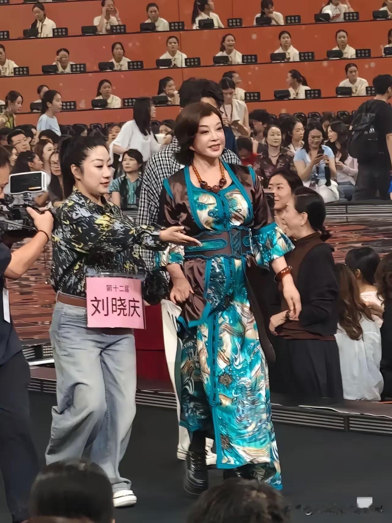 难道刘晓庆的助理都不提醒一下的吗？看到刘晓庆参加百花电影颁奖典礼的穿搭，可真是让