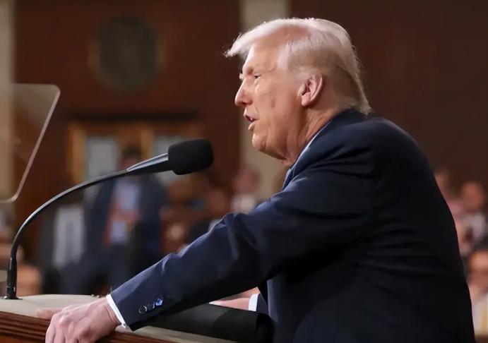 这一次，连美国自己人都装不下去了。特朗普举着一份所谓“内部情报”叫嚣关税大棒，换