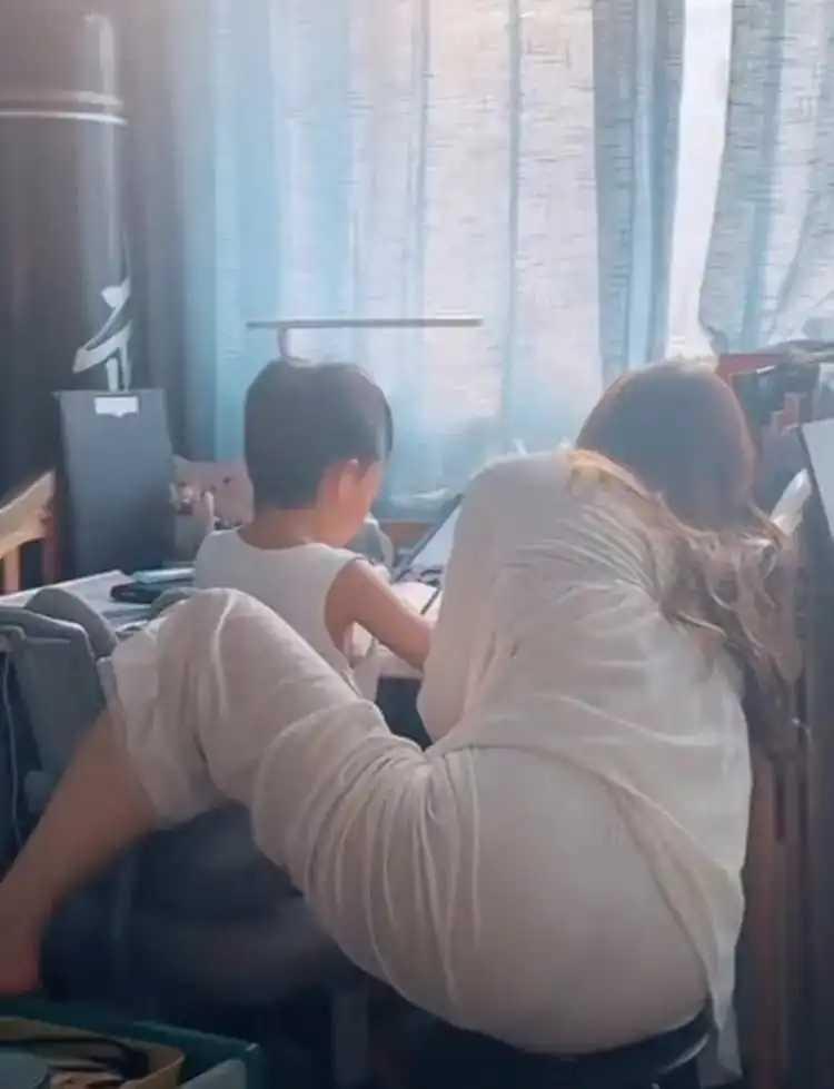 都说高考卷，小学何曾不卷。这个妈妈也知道，教育要从娃娃抓起。虽然她已经累得眼睛