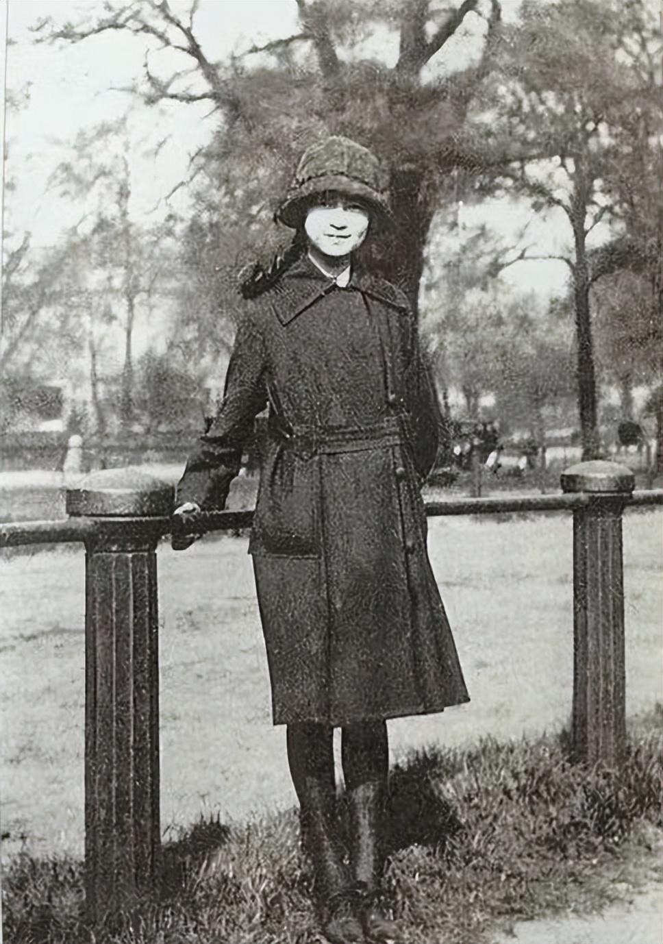 1921年伦敦，16岁的林徽因收到一封信：“我掉进了你的情网！”她吓得心里发毛，