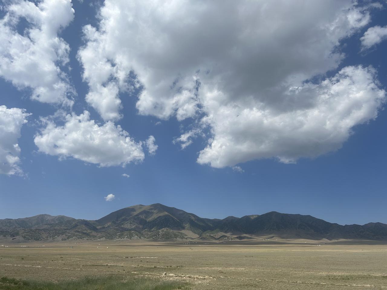去新疆，想半天，赛里木湖不可错过。朋友们说这是人一生必去的地方，是大西洋的最后一