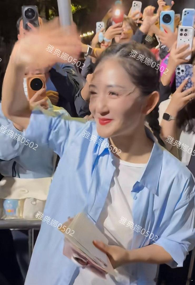 谢娜现在的脸整感好强啊！明明是方脸她下巴却尖尖翘翘的像是硬安在脸上看起来突兀又别