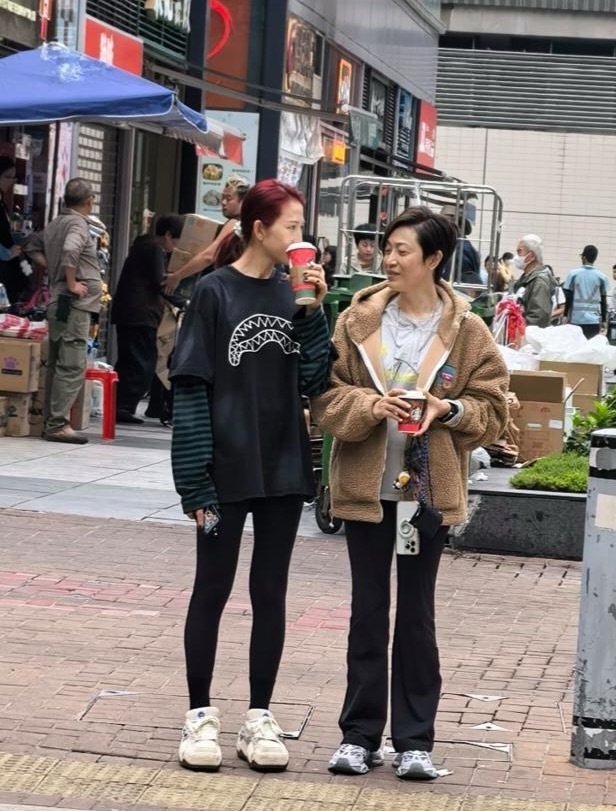 蔡少芬和闺蜜陈法蓉现身香港街头，两人穿着朴素的衣服，喝着名牌咖啡，非常的悠闲！陈