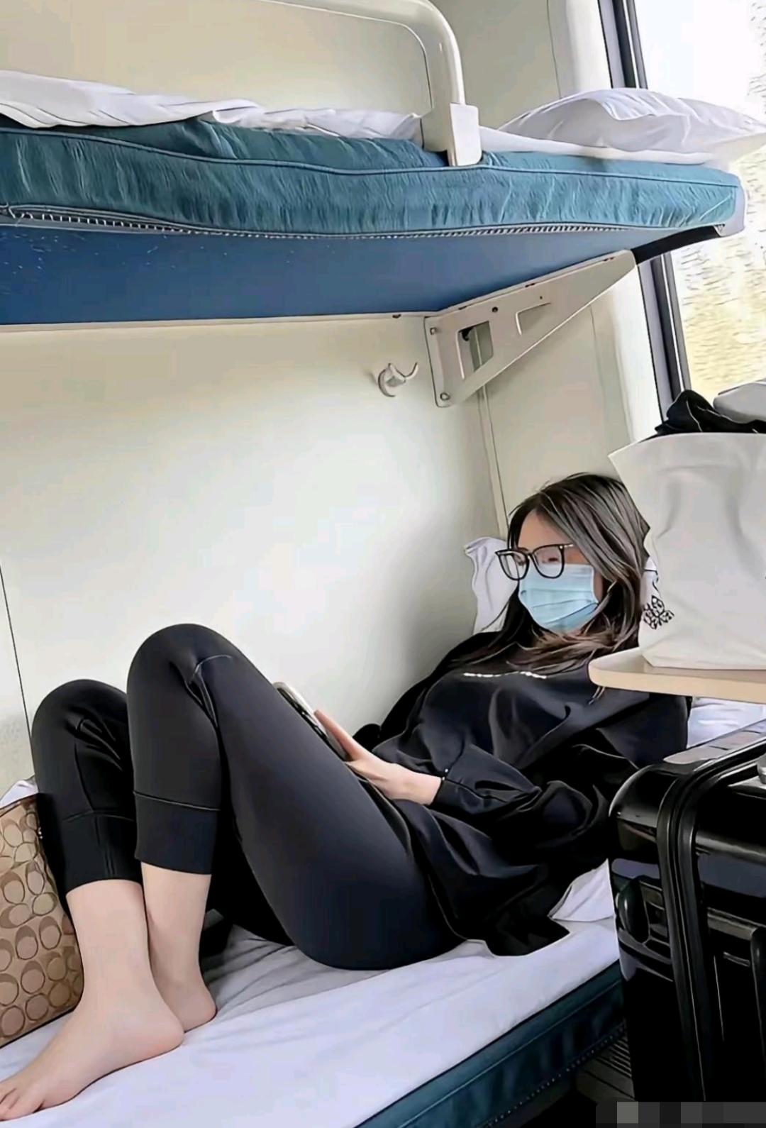 卧铺车厢就我们两个人，搞得我一夜没敢合眼！