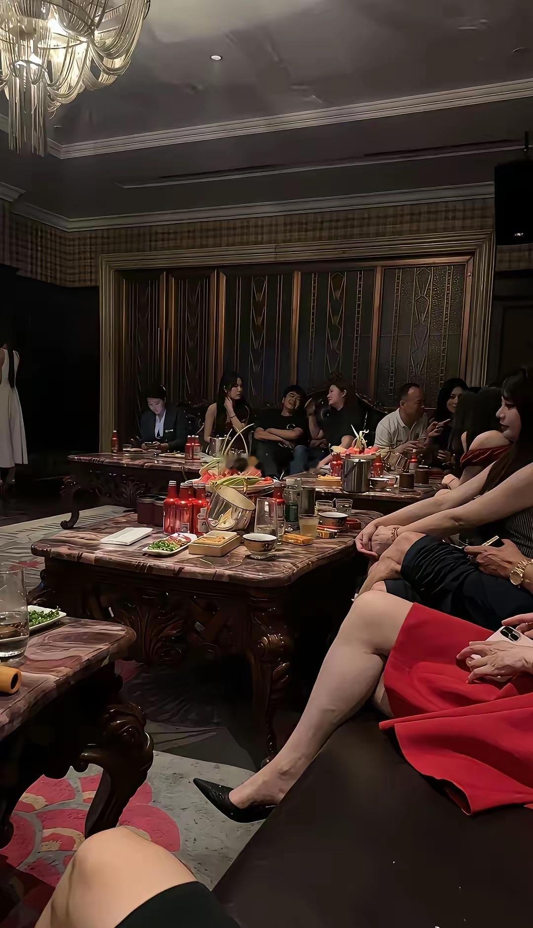 这种场合的老板是不是资产都得百万以上？
