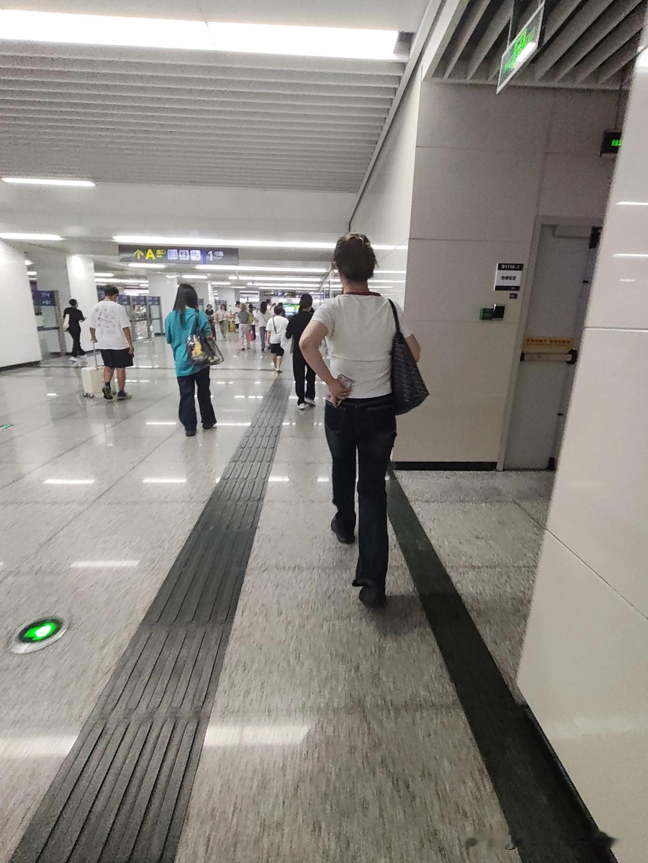而立之年的女儿，在家天天瘫软如泥背后的真相。陪着女儿上一次班，忽然理解了年轻人