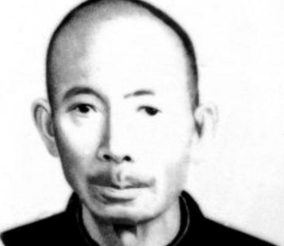 1976年，一名老人在北京军事博物馆参观时，他趁没人就想摸一下文物，工作人连忙阻