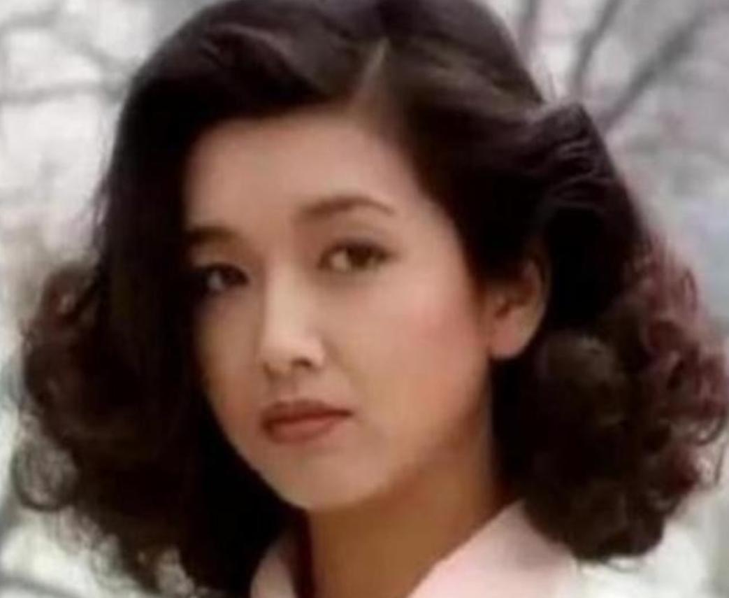 1998年，江珊在美国生下了女儿，王志文马不停蹄坐飞机去看孩子，见面就夸孩子的名