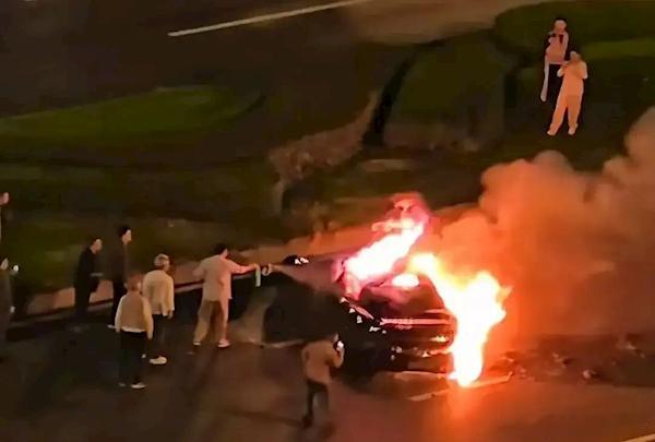 成都天府大道事故酒驾司机全责2025年10月13日成都天府大道小米SU7Ult