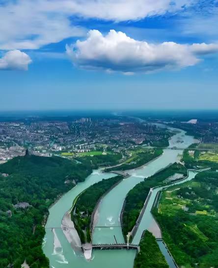 马克龙此行最大的收获就是都江堰之行，因为这里是大自然的鬼斧神工！参加结束后，马克