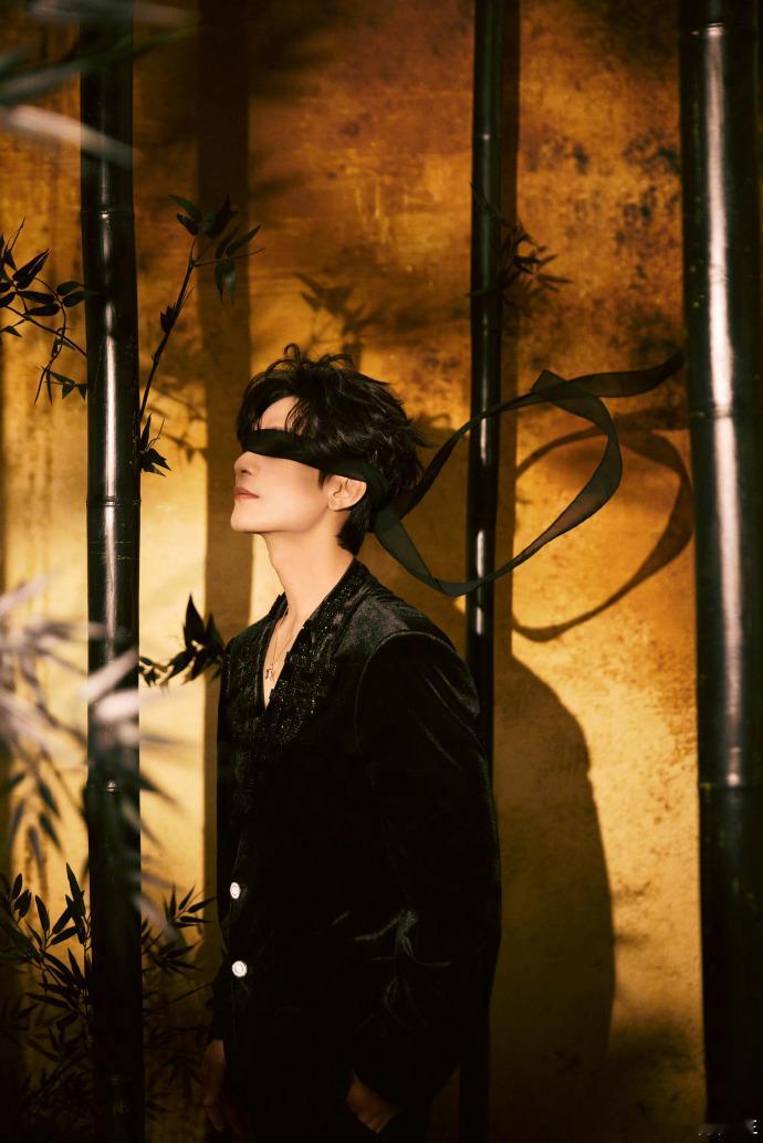 陈楚生国风造型谁懂啊！陈楚生和国风的适配度直接拉满，湖南跨年的黑色国风外套配珠饰