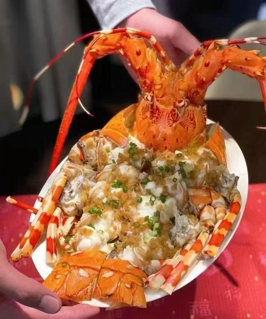 美味的海鲜大餐，鲜嫩多汁的龙虾，搭配香浓的酱汁，绝对让你垂涎欲滴！🍤🦞🍲