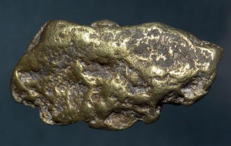 随着现代工业和科技的发展，化学合成在制造药物、材料和能源等领域中扮演着重要角色。